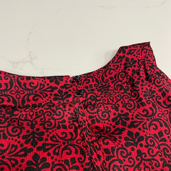 Women’s petite medium red design shirt - Picture 2 of 5